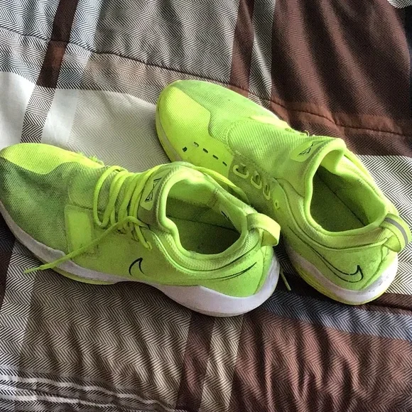 Size 10 Nike Sneakers! Free shipping!! Worn condition - Picture 3 of 4